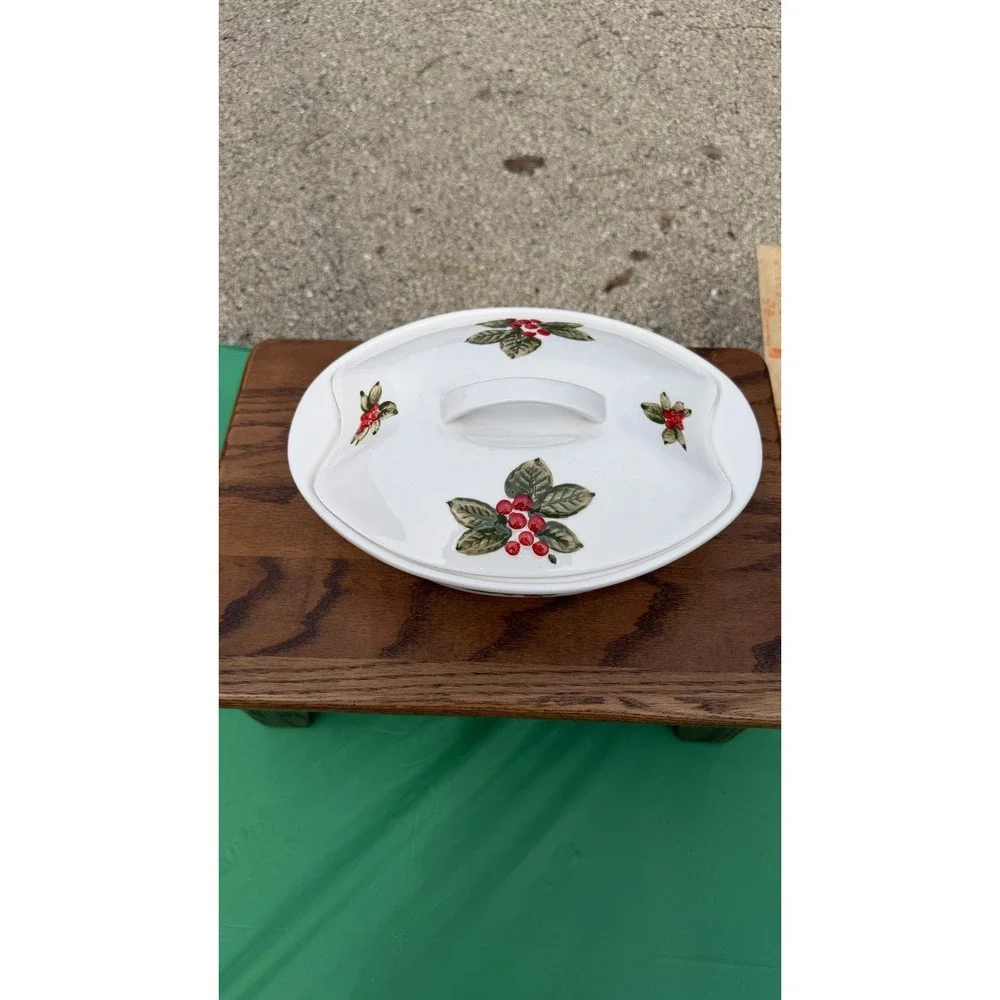 Temp-tations Oval‎ Casserole Dish w/ Lid Holly Berry Presentable Ovenware
